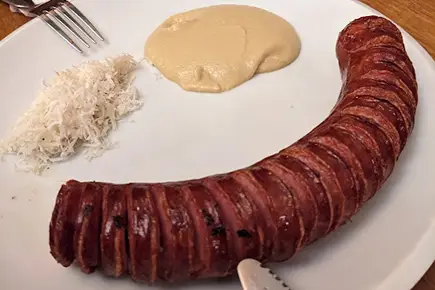 klobása s křenem a hořčicí