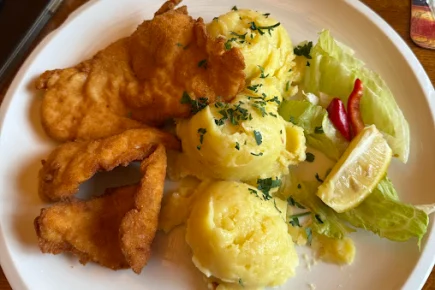 řízek s šťouchaným bramborem